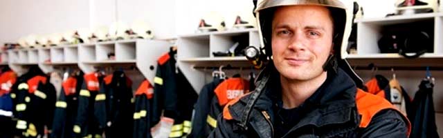 Wandbetten in einer Feuerwehr Ein Feuerwehrmann in einer Feuerwehrwache mit Wandbetten